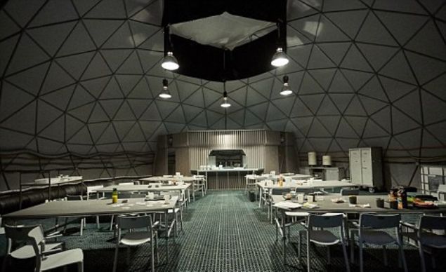                                                                   ERV, Mars yzeyinden 250 ila 34 bin kilometre yukardaki elips biimli bir gnlk yrngede park ederse, astronotlar kalk aracnda en fazla 43 saat geirecekler. Ancak Rucker bu durumun Mars misyonunu planlayanlar tarafndan henz zlmemi bir konu olduunu sylyor.                                                         