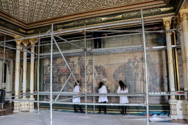                                                                 Tablonun neden tand konusunda da bilgi veren apolu, 'Sait Halim Paa Yals Milli Saraylara ait deil. Ama yangnlar akabinde tablo Yldz saray envanterine kaytl. Yldz Saray da Milli Saraylar daresi'ne ait olduu iin Milli Saraylar sahip olduu tablosuna sahip kyor dedi.                                                           