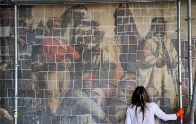                                                                 Tablonun Sait Halim Paa Yals Selamlk Blm'nden boyutlar nedeniyle karlamadna dikkati eken apolu, yle devam etti:'Bu konularda uzman olan Filiz Kuvvetli'nin danmanlnda bu rulonun yerinden, erevesinden karldktan sonra bir rulo haline getirilmesi gr benimsendi. Dolaysyla bu ileme gemeden nce tablonun zerinde yaklam 15 santimetre karelik filmler yaptrld. Tablonun btnln korumak amacyla uyguland. Bu tablo yere yatrlacak zel bir aparatla silindirik rulo haline getirilecek. Buradan Milli Saraylar daresi'ndeki Resim Mzesi'ndeki yerine aktarlabilmesi iin zel ahap bir kutu yapld. Rulo bu kutu ierisine yerletirilecek ve resim mzesi mekanna aktarlacak.'                                                            