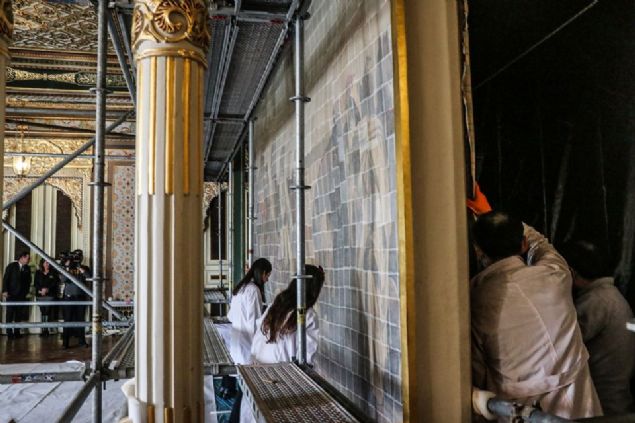                                                                 erevesi dahil 4,62x 7,75 santimetrelik ve 35 metrekarelik boyutuyla dnyann sayl eserlerinden biri saylan 1865 tarihli tabloda, Msr Valisi Kavalal Mehmed Ali Paa'nn da yer ald 13 kiilik bir avc grubunun, lde ceylan av sonras dinlenmesi ve avla megul olmas yanstlyor.                                                         