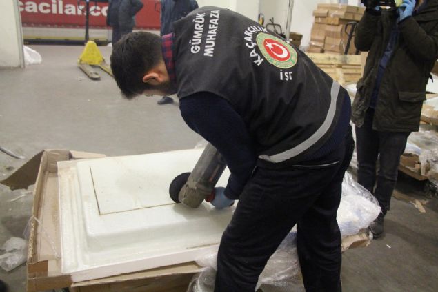                                                                 6 OPERASYONDA 834 KLO UYUTURUCU ELE GERLD  <br><br>  Trakya Gmrk ve Ticaret Blge Mdrl ekiplerince ylbandan bu yana dzenlenen 6 operasyonda toplam 834 kilo uyuturucu maddesi ele geirildii kaydedildi.                                                         