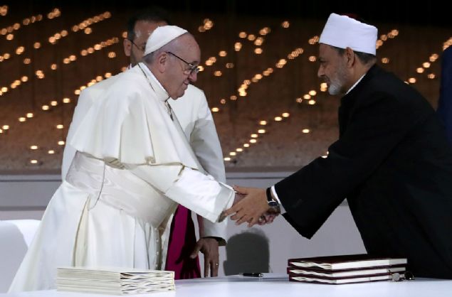  Papa'nÄ±n ziyareti sÄ±rasÄ±nda Ã¶zellikle Ahmed et-Tayyib ile verdiÄŸi samimi pozlar dÃ¼nya gÃ¼ndemine oturdu.   