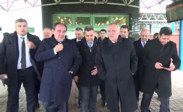                                                                 Cenazeye, Genlik ve Spor Bakan Mehmet Muharrem Kasapolu ve Trkiye Futbol Federasyonu Bakan Yldrm Demirren'in de aralarnda bulunduu ok sayda kii katld.                                                         