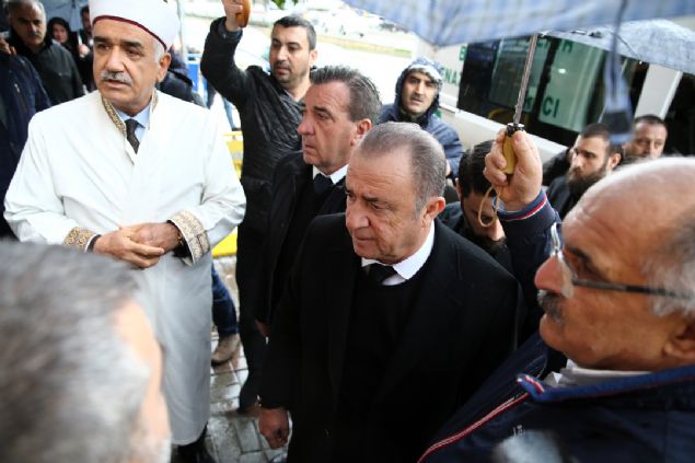                                                                 Babasnn lm haberi zerine Galatasaray Teknik Direktr Fatih Terim, dn Adana'ya geldi.                                                         