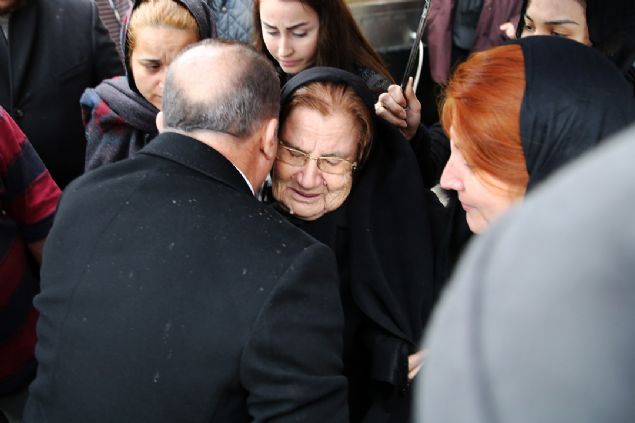                                                                 Burada oturan yaknlar ve akrabalarndan helallik alndktan sonra Talat Terim'in cenazesi son yolculuuna uurlanaca Adana Asri Mezarl'na gtrld.                                                         