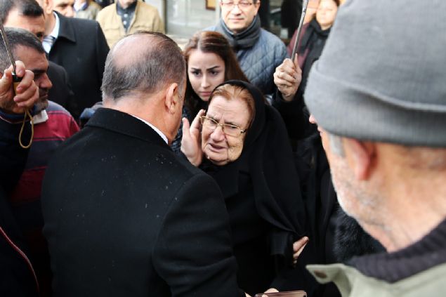                                                                 Cenazeye ayrca Adana Valisi Mahmut Demirta, Bykehir Belediye Bakan Hseyin Szl, eski bakan Mehmet Aar, i ve spor dnyasndan nemli isimler, yaknlar ve ok sayda Galatasaray taraftar katld.                                                         