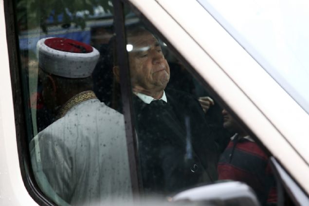                                                                 Talat Terim'in cenazesinin getirildii Asri Mezarlk'ta polis de youn gvenlik nlemi ald. Kalabalk nedeniyle trafik kilitlendi.                                                         