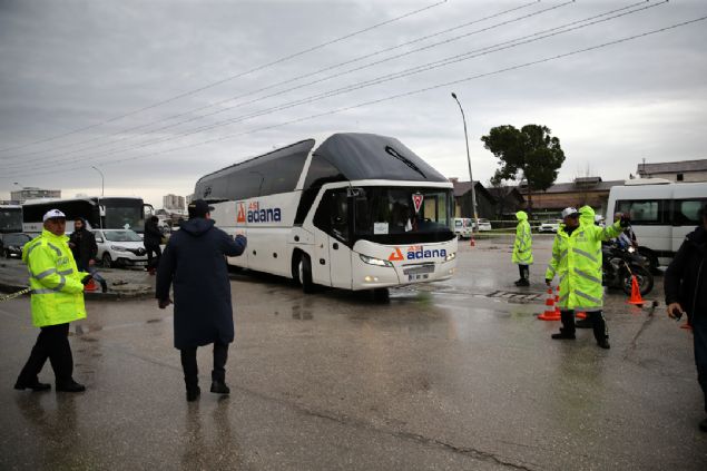                                                                 GALATASARAY TAKIMI ADANA'YA GELD  <br><br>  Galatasaray Futbol Takm da Fatih Terim'i bu zor gnnde yalnz brakmad. Sar krmzl oyuncular, teknik heyet ve yneticiler Galatasaray takm ua ile Adana'ya gelerek cenazeye katld.                                                         