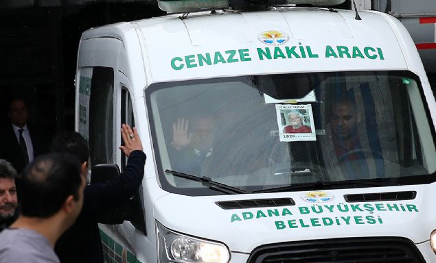                                                                 Babasnn cenazesini hastane morgundan teslim alan Fatih Terim, topraa verilecei Asri Mezarlk'a kadar cenaze aracyla gitti.                                                         