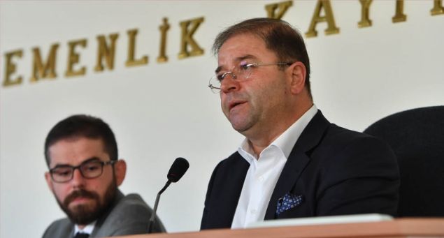   KARDE EMLAK KRALI   <br><br>  Bakan Ali Kln sadece eski ve yeni kars ile kz emlak zengini olmam. Kardeinin son drt yl iinde edindii arsa ve emlak says ise dudak uuklatyor. Kardei Dursun Kl abisi belediye bakan seildikten 9 ve 11 ay sonra toplam 23 milyon 450 bin deerinde iki arsa satn alm.    