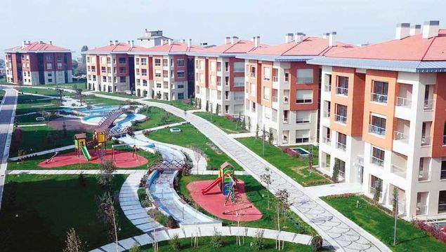 Elde edilen tapu kaytlarna gre Mart 2014 ile Aralk 2018 tarihleri arasnda Bakan Kl ile birinci derece yaknlar milyonlarca TL deerinde arsa, konut, rezidans, iyeri ve otel satn alm. Kln stanbul, Mula, Antalya, Balkesir, Aydn ile Bodrumda Kl ailesinin adna; arsadan, rezidansa, iyeri ve ofisten be yldzl otele kadar onlarca eit gayrimenkul kayd bulunuyor.     