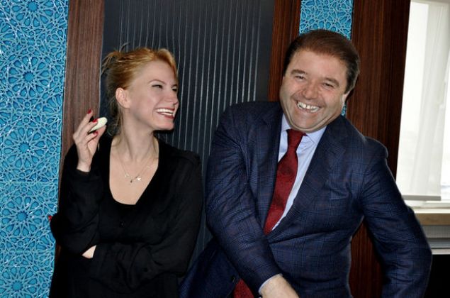   DZ KMEM DZ KTRM  <br><br>  Ali Kln, 2014 yerel seiminde CHPden belediye bakan aday olduktan sonra, CHP Maltepe ile binasnda meclis yesi adaylarna Benim param yok, ben zengin biri deilim, ne yapacaksak beraber yapacaz, herkes para koyacak seimi byle kazanacaz demesine ve yine seimlerde saha almas yapan genlere Genler, benim hi param yok. Beni mteahhitlerin nnde edirmeyin, geceleri yemek alamaya biliriz. Bugnleri beraber aalm, mteahhitlere diz ktrtmeyin bana demesine ramen bu kadar ksa srede nasl bu kadar servet edindii ise dikkat ekti.     