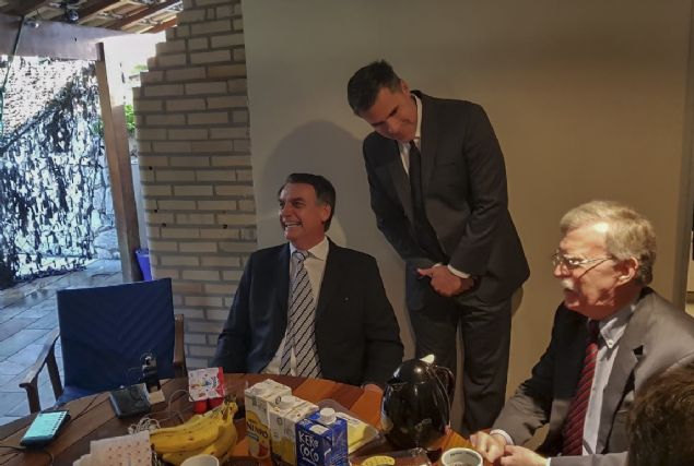 Brezilyal Bakann, konuya ilikin herhangi bir aklamada bulunmamas dikkat ekti. Sputnik'e konuan Rio de Janeiro Eyalet niversitesi Profesr siyaset bilimci Mauricio Santoro, 'ABD ve Bolsonaro (Brezilya Devlet Bakan) ynetimin ideolojik nedenlerle yaknlama abalar, Brezilya'nn Venezuela meselesine bak asn etkiliyor.' dedi.      