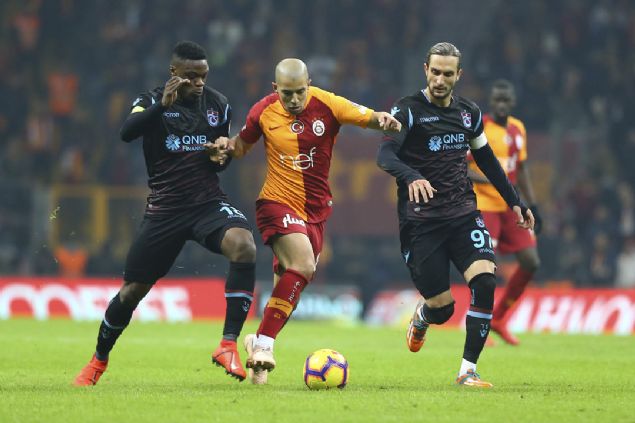                                                                M�cadelenin 18. dakikas�nda Galatasaray �ok etkili geldi. Savunman�n arkas�na sarkan Henry Onyekuru kaleci Arda ile kar�� kar��ya kald�. Onyekuru, topu kurtard�ktan sonra Arda'n�n m�dahalesiyle yerde kald�. Hakem �mit �zt�rk penalt� noktas�n� g�sterdi. Sar�-k�rm�z�l� tak�mda penalt� i�in topun ba��na yeni transfer Mbaye Diagne ge�ti. Diagne'nin vuru�unda top a�lara gitti ve Galatasaray 21. dakikada bu golle Trabzonspor kar��s�nda 1-0 �ne ge�ti.                                                        