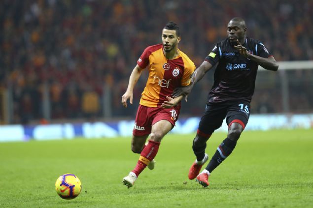                                                                 M�cadele olduk�a hareketli ba�lad�. �zellikle ev sahibi Galatasaray taraftar�n�n da deste�iyle rakibi kar��s�nda b�y�k bir bask�yla ba�lad�. Galatasaray ilk tehlikeli pozisyonunu hen�z 3. dakikada buldu. Savunman�n arkas�na at�lan topu Diagne g��s�yle kontrol etti. Diagne kar�� kar��ya sol aya��yla istedi�i gibi vuramad� ve top az farkla auta ��kt�.                                                        