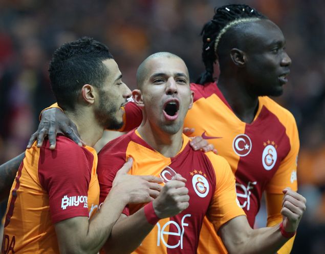                                                                 �lk 65. dakika ge�ilirken, Galatasaray kar��la�mada Trabzonspor kar��s�nda 3-1'lik �st�nl���n� korudu. Sar�-k�rm�z�l� tak�m topa daha fazla sahip olurken, daha kontroll� bir oyunu tercih etti.                                                        