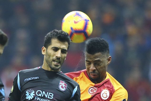                                                                 Oyunnun ilerleyen b�l�mlerinde Galatasaray yine �st�nl��� ele al�rken, Trabzonspor daha �ok kazand��� toplarla h�zl� h�cuma ��kmaya �al��t�.                                                        