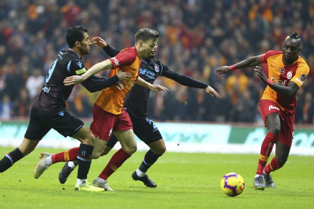                                                                 Galatasaray, S�per Lig'deki son ma��na g�re kadroda 3 de�i�ikli�e gitti. Aytemiz Alanyaspor ile oynanan ma�ta g�rd��� sar� kart nedeniyle cezal� duruma d��en Fernando Reges ile sakatl��� olan Mariano Filho, m�sabakan�n kadrosunda yer almazken, Kostas Mitroglou da yedekler aras�nda kald�. Terim, bu oyuncular�n yerine Yuto Nagatomo, Ryan Donk ve Mbaye Diagne'yi g�revlendirdi. Galatasaray'da yeni transfer Mbaye Diagne, sar�-k�rm�z�l� forma ile ilk kez ma�a ��kt�.                                                        