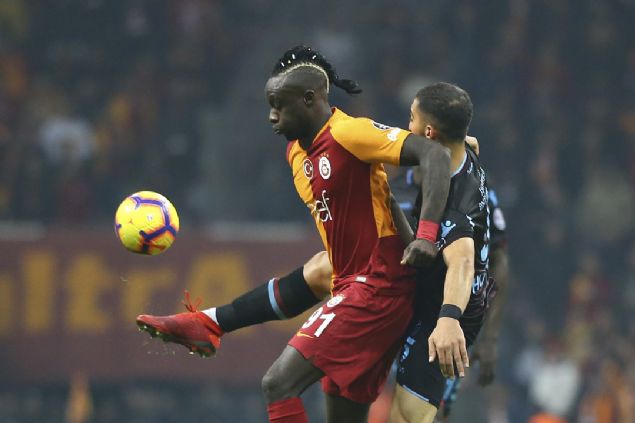                                                                 BASKI GOL� DE GET�RD�! MBAYE DIAGNE'DEN �LK GOL  <br><br>  Kar��la�man�n 8. dakikas�nda Galatasaray h�cum y�n�n�n solunda rakip sahada bir serbest vuru� kazand�. Belhanda'n�n ortas�nda Diagne y�kseldi. Diagne'nin vuru�unda top direkten d�nerken, hakem elle oynama gerek�esiyle Diagne'ye sar� kart g�sterdi.                                                        