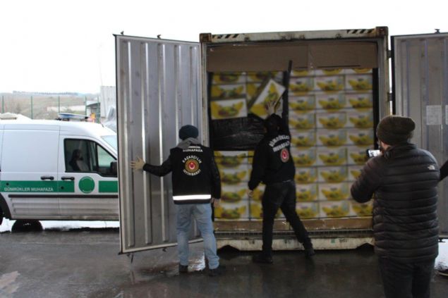 MUZ DEDLER KOKAN IKTI <br>    Yaplan aramalar sonucu muz ykl 6 konteynerin bir tanesinin n ksmnda muz ykl koliler arasnda gizlenmi 70 adet paket ele geirildi.   