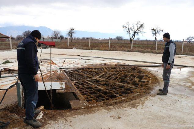  zel bir iklimlendirme teknolojisiyle gelitirdikleri gbreleri 6 lkeye gnderdiklerini, bu yl 2 milyon dolarlk bir dviz girdisi beklediklerini aktaran giriimci, 'Her trl doal at kullanabiliyoruz. Atklar doada 6 ay ile 2 yl arasnda gbreye dnrken, biz sreci kontroll ekilde kapal sistemli makineyle 3-5 gne kadar indiriyoruz. Tesiste gnlk 80 ton hayvansal atk ileme giriyor ve bundan 40 ton gbre elde ediliyor.' diye konutu.  