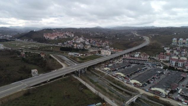                                                                Zaten halkmz da takip ediyor. ncelikle una seviniyoruz: Bu senenin yaz trafiini inallah ehir merkezinde yaamayacaz. Dolaysyla bu evre yolu hem ehri rahatlatm olacak hem de mevcut transit trafii ynlendirerek ar trafiin buradan gememesi dolays ile can gvenliini de salam olacak dedi.                                                          