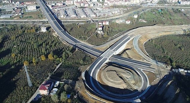                                                                 HEYELAN SEBEBYLE 75 KM UZUNLUUNDA FORE KAZIK AKILDI  <br><br>  Blgenin corafi ve toprak yaps sebebiyle zaman zaman heyelan sebebiyle duran inaat almalar Trk mhendislerinin olaanst gayretiyle yllarca srd. Perembe ilesi Akaova'dan balayp Boztepe'nin altndan biri 3 bin 300 metrelik, dieri 2 bin metrelik toplam 5 bin 300 metrelik iki ayr tnel ald.                                                          