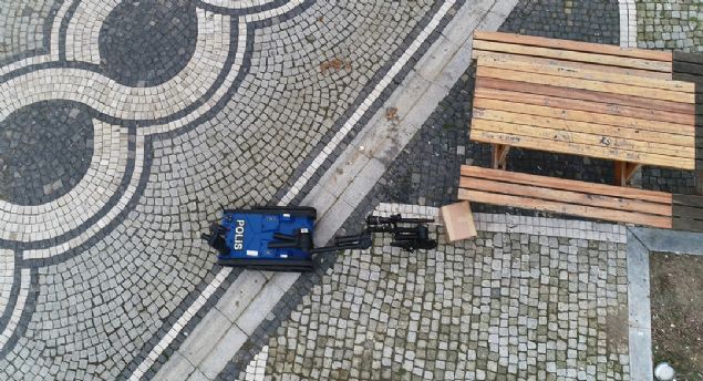  te yandan kontrol konsoluyla robot,  gr alan dnda olsa dahi tm hareketleri takip ediliyor.   