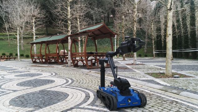  120DEN FAZLA PHEL PAKETE MDEHALE EDLD   <br><br>  El yapm patlayclar zorlu koullar altnda, gvenli bir mesafeden etkisiz hale getirilmesi iin tasarlanan 'Erturul Bomba mha Robotu' yaklak 85 kilo arlnda su geirmeyen bir gvdeye sahip.   