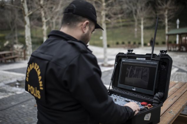 018 ylnda ASELSAN tarafndan Emniyet Genel Mdrlne (EGM) teslim edilen robotlardan 3' stanbulda grev yapyor. stanbul Emniyet Mdrl Bomba mha ve nceleme ube ekipleri'nin 'Erturul Bomba mha Robotu' ile temsili olarak iinde patlayc bulunan pheli bir pakete yaptklar mdahale,  Demirren Haber Ajans (DHA) kameralarna kaydedildi.   