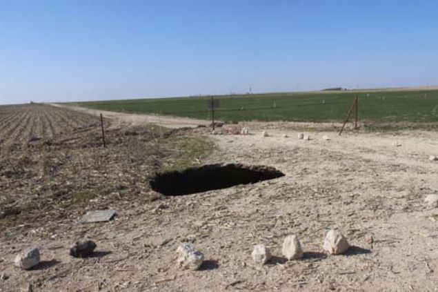 Alnan bilgiye gre, Readiye Mahallesi Yedikuyu Mevkisi'nde cuma gn 4 metre apnda 20 metre derinliinde oluan obruk, evredekileri tedirgin etti. Obruun etraf, ihbar zerine olay yerine gelen Karapnar Belediyesi ekipleri tarafndan tel rgyle evrildi.     