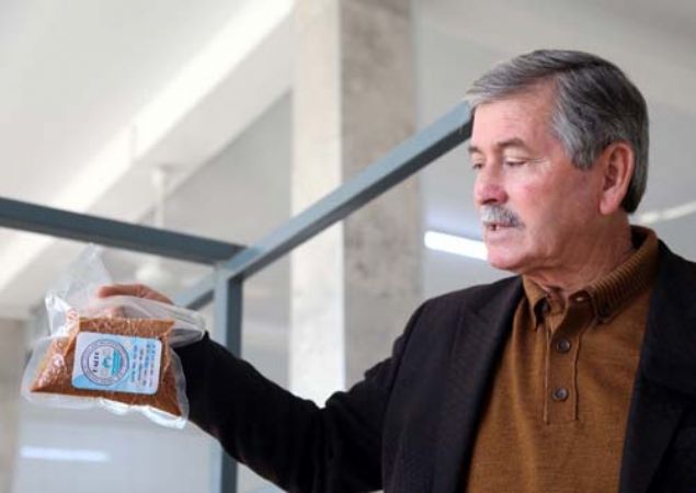 Balk ileme blmnde yumurtalarn alnarak, yumurtalk blmne  getirildiini anlatan Yall, yumurtalarn burada temizlenip, kristal tuzlara  yatrldn, bir sre bekletildikten sonra bir ksmnn mumlandn bir  ksmnn da mumsuz olarak balk yumurtas haline getirildiini kaydetti.    