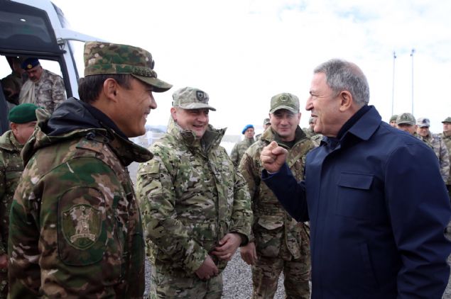 Bakan Akar ayrca, tatbikat izleyen yabanc lke asker ataeleriyle de bir araya geldi.  