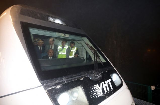  Banliy ve hzl tren hattnn iletmeye alnmas noktasnda istasyonlarda mimari sonlandrma almalarn srdrdklerini dile getiren Turhan, bugn de test ve devreye alma ilerine baladklarn ifade etti.  