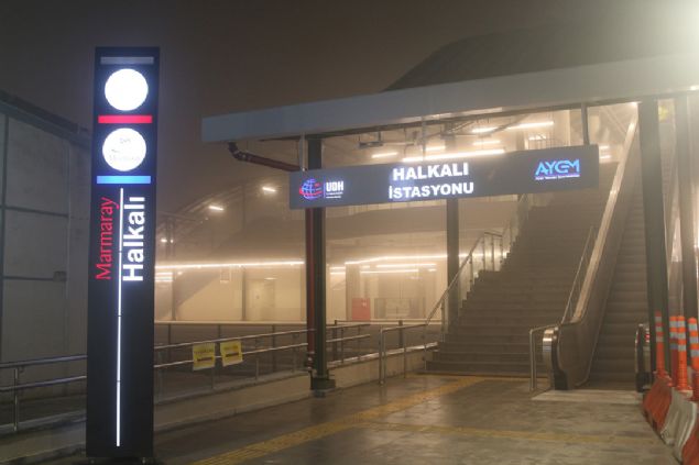 '13 STASYONDA 16 METRO VE TRAMVAYA BALANACAK'  <br><br>  Turhan, Gebze-Halkal arasnn 3 hat, boaz gei kesiminin 2 hat olacak ekilde demir yolunu yaptklarn ifade ederek, 2 hat zerinde kent iinde Marmaray ile btnleik ekilde banliy iletmesi yaplacan syledi.  