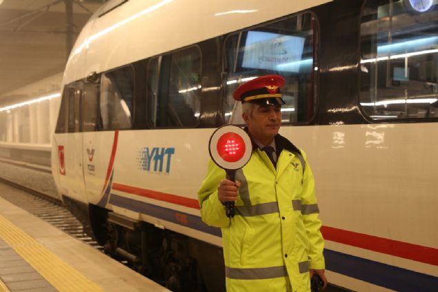  'Toplam 13 istasyondan da 16 adet metro ve tramvay hattna entegrasyon salanm olacak. ki dakikada bir sefer yaplabilecek. Gnde 1 milyon 700 bin yolcu seyahat edebilecek. Banliy ile skdar-Sirkeci aras 4, Ayrlk emesi-Kazleme aras 13,5, Stleme-Yenikap aras 12, Bostanc-Bakrky aras 37 dakikaya inecek. Gebze-Halkal aras ise 115 dakika olacak.'  