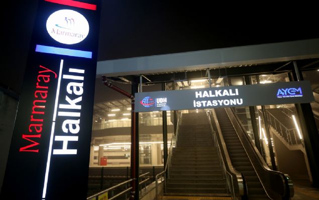  Gece saatlerinde Stleme istasyonunda bulunan trene binen Turhan, bir sre arac kulland. Zaman zaman yetkililerden bilgiler alan Turhan, bir sre sonra vatman kabininden ayrlarak yolcu ksmna geti.  