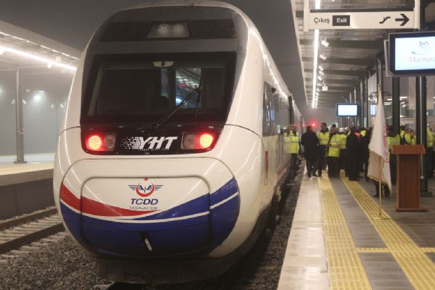  Ankara'dan ve Konya'dan kalkan son YHT'nin Halkal'ya kadar seferini srdrebileceini, dier seferlerin Haydarpaa, Stleme'de sona ereceini dile getiren Turhan, sabah Konya ve Ankara'ya dnk ilke seferlerin yine Halkal'ndan kalkacan bildirdi.  