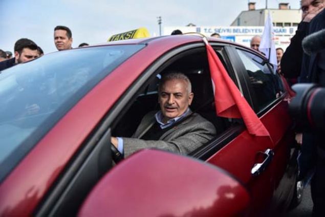 Binali Yldrm, seim almalar kapsamnda geldii Silivri'de, AK Parti  le Tekilatn ziyaret etti.   