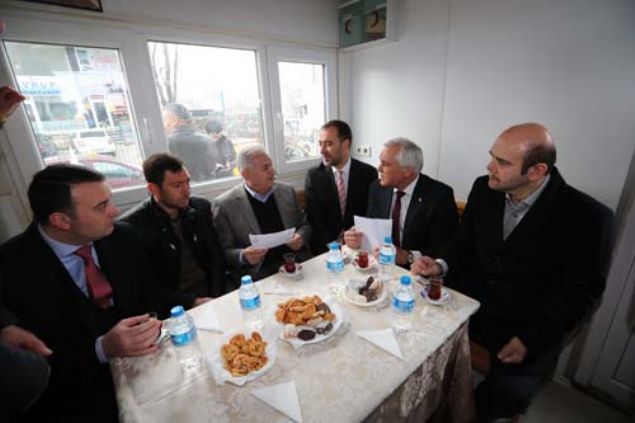 Silivri'de de, stanbul'da da Gazi Mustafa Kemal Atatrk'n iaret  ettii muasr medeniyetlere eritirecek kadrolarn hazr olduunu dile getiren  Yldrm, 'Silivri ok zaman kaybetti, ok geride kald. Bazlar diyor ki  'Silivri'de huzur var.' Silivri'de huzur elbette olacak, bu bir ltuf mu?  Silivri'de 2003-2004'te huzur yok muydu? Huzur hepimizin en temel hakk. Huzur  olacak ama hizmet de olacak, deil mi? Hseyin Turan'n hizmetleri unutulur mu  Silivri'de? nk o gnl belediyecilii yapt, gnllere girdi. imdi de Volkan  Ylmaz ayn ekilde onun brakt yerden btn bu hizmetleri yapacak. Biz de  onun yannda olacaz.' diye konutu.   