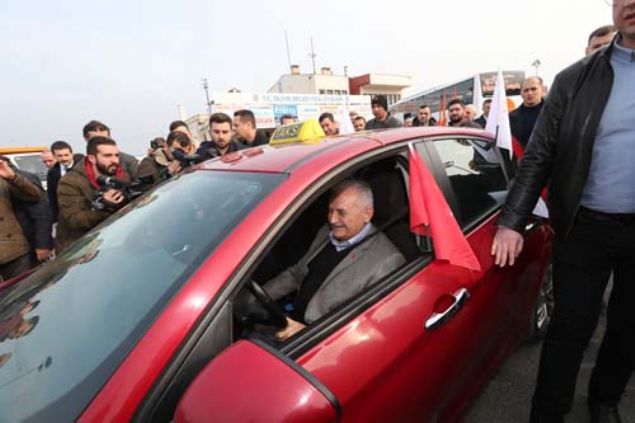 'Dolaysyla Silivri'nin potansiyeli ok byk. Tarm var, iekilik  var, sera var. Btn bu imkanlar, kylerinde daha da gelitirilecek. Silivri'nin  nemli konularndan biri, yllardr beklediiniz hzl tren. Onu da yapyoruz.  Silivri'den Edirne'ye hzl tren yaplyor. Hayrl, uurlu olsun. Eer dertleri  bilmiyorsanz, dermann bulamazsnz. Dertlerinizi bilen kadrolar var. Volkan  Ylmaz, dertleri biliyor, Silivri'yi de biliyor. Eminim ki en gzel hizmeti  sizlere ekibiyle beraber yapacak.   