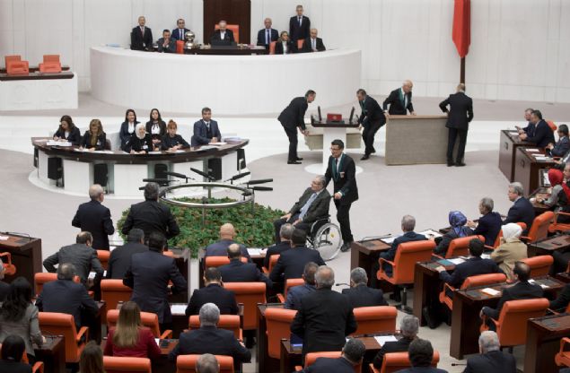  Yemin srasnda CHP Genel Bakan Kemal Kldarolu, MHP Genel Bakan Devlet Baheli ile TBMM Geici Bakan Celal Adan da Genel Kurulda hazr bulundu. 