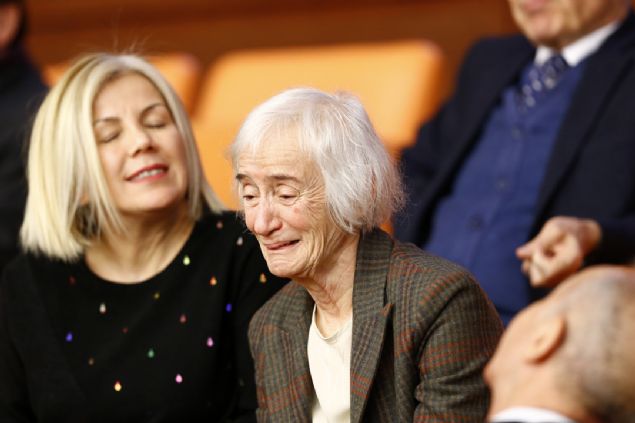  Baykal, krsde milletvekili yemini etti. Yeminin ardndan da Genel Kurulda bulunan milletvekilleri Baykal' yine alklad. 