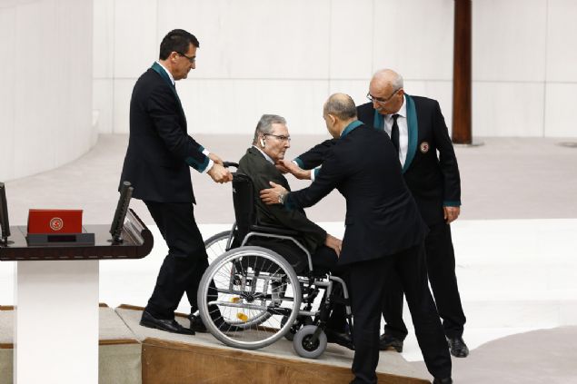  TBMM Bakanvekili Levent Gk, 'Bugn zel bir gn. Trk siyasetinin duayeni, TBMM'nin geici bakanlarndan deerli devlet adam, deerli bym Sayn Deniz Baykal', bugn, uzun bir aradan sonra TBMM'de grmekten byk bir mutluluk diliyorum. Aramz ho geldiniz.' dedi. 