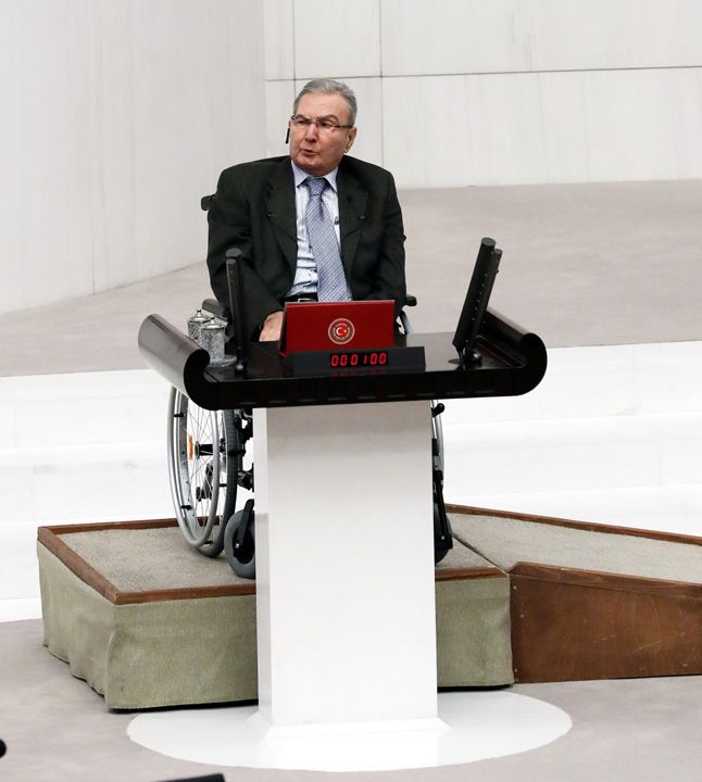  Ei Olcay Baykal ile baz milletvekillerinin yemin srasnda duyguland grld. 