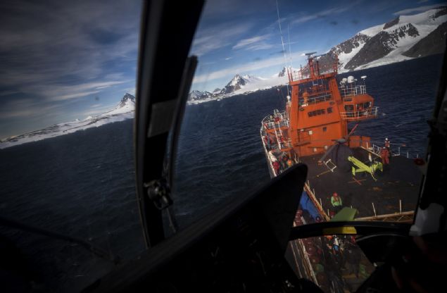                                                                 Yklmaz, iddetli rzgar nedeniyle malzemeleri tamakta zorluk yaadklarn belirterek, yaklak 450 kilogram arlndaki malzemeleri ilk olarak helikopterle Horseshoe Adas kysna ulatrdklarn, daha sonra buradan istasyonun kurulaca tepeye tadklarn anlatt.                                                           