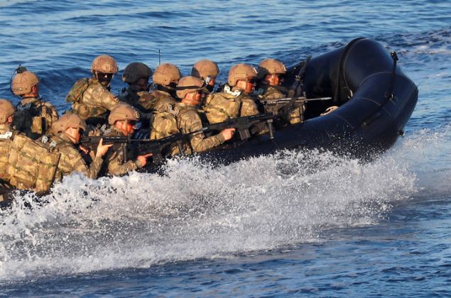                                                                 Jenerik corafyaya gre devam eden tatbikatta, senaryo gerei mayn avlama gemisi TCG Edremit, mayn taramas yaparak gvenli bir koridor oluturdu.                                                        