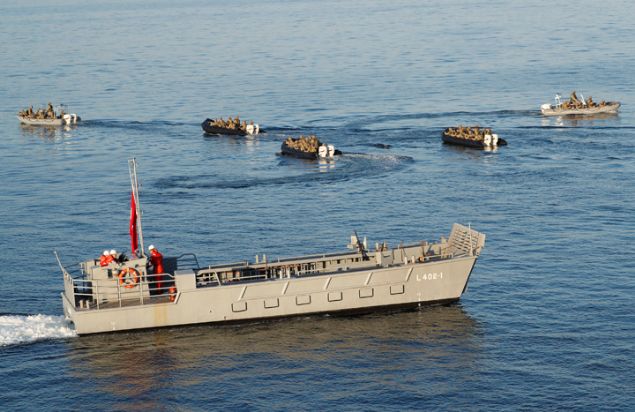                                                                 karmann yaplaca sahilde mayn taramas yapmak amacyla HOSA isimli insansz denizalt mayn tarama arac, mayn avlama gemisinden denize brakld.                                                       