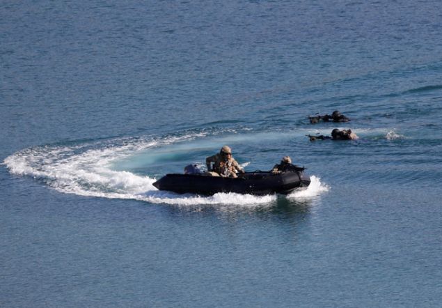 Deniz Kuvvetleri Komutanl tarafndan Cumhuriyet tarihinde ilk defa ana vatan evreleyen  denizde 103 geminin katlmyla e zamanl gerekletirilen 'Mavi Vatan 2019 Tatbikat'nn Foa blmnde senaryo gerei dman topra olan Hekim Adas'na amfibi karma harekat balad. Haber ajans Reuters da tatbikat dnyaya bu fotoraflarla duyurdu. 