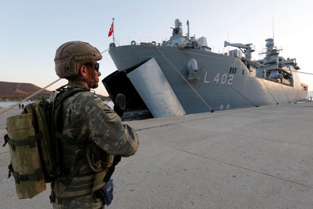                                                                  Bu gemide bulunan SAS ve SAT timleri de sahil gerisi keif harekat balatt.                                                        